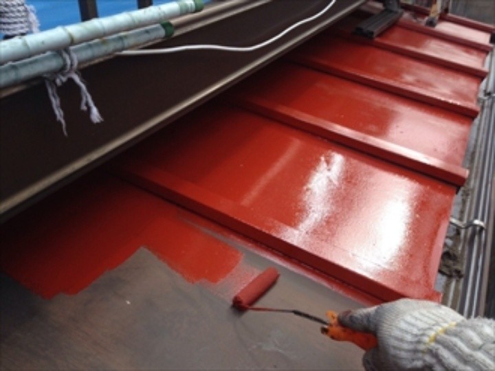 下屋根のケレン作業後に塗装作業