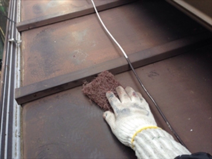 下屋根のケレン作業