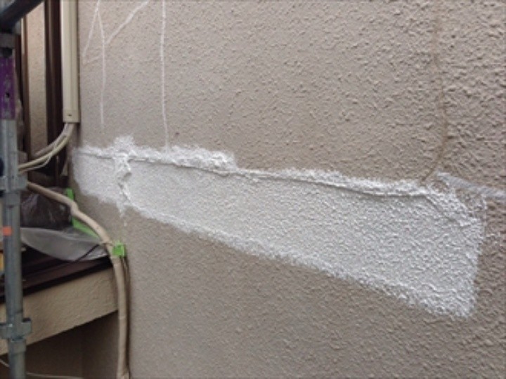 既存の塗膜を除去した箇所に下塗り