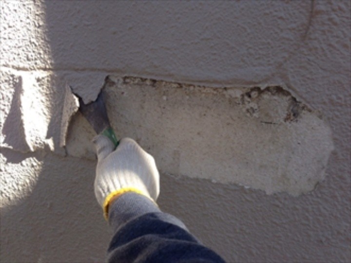 塗膜が浮いている箇所を取り除く作業