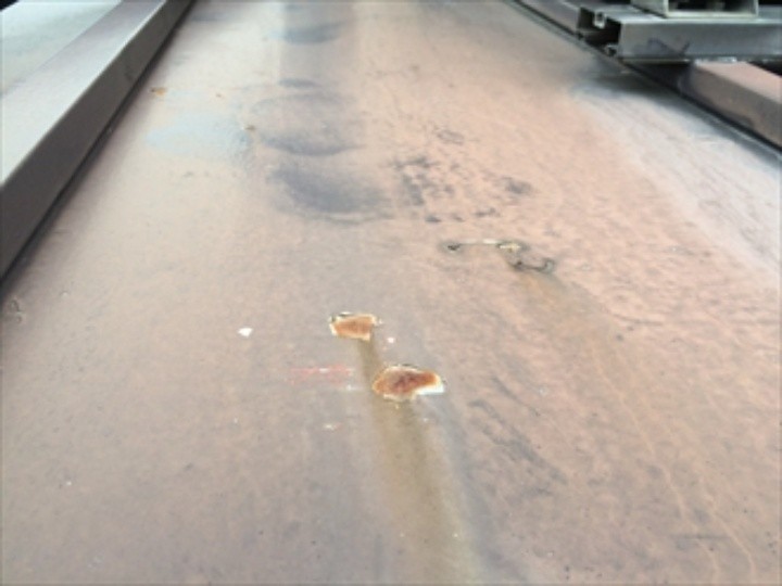 下屋の板金屋根の塗膜が剥がれ錆が見られる状態