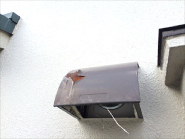 フードの表面は塗膜が剥がれ錆が発生