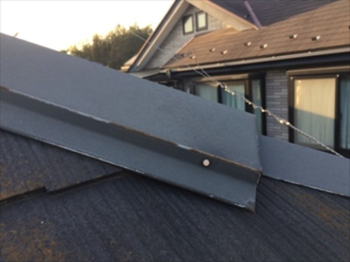 棟板金の表面も同様に剥離が進み軽度のサビが発生