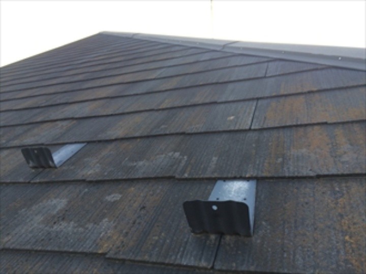 屋根は化粧スレート葺きで表面の剥離が始まり触れるとザラつきが分かる状態