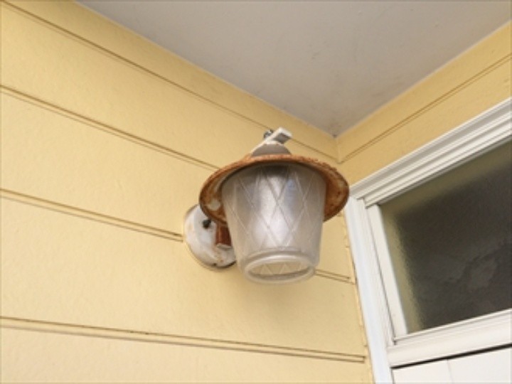 玄関横のブラケット照明も錆びた状態