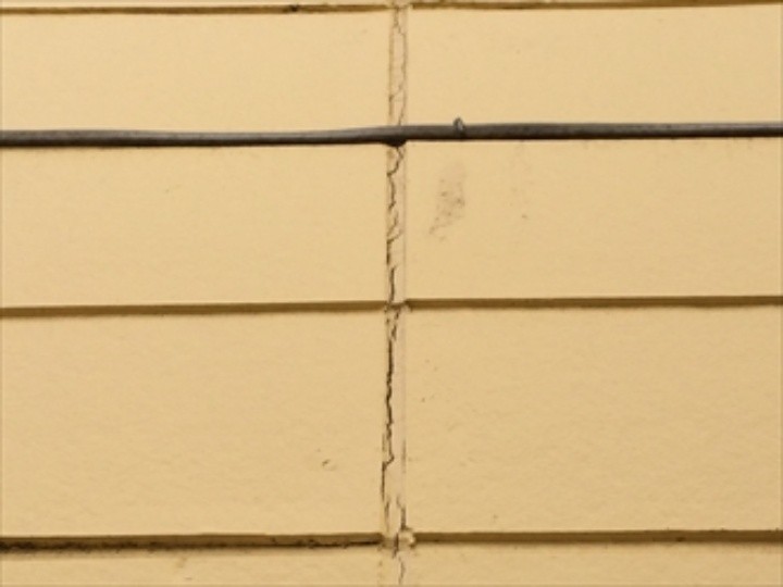 サイディングと継ぎ目に使われているコーキングが劣化した状態