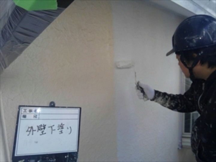 モルタル外壁の「下塗り」作業