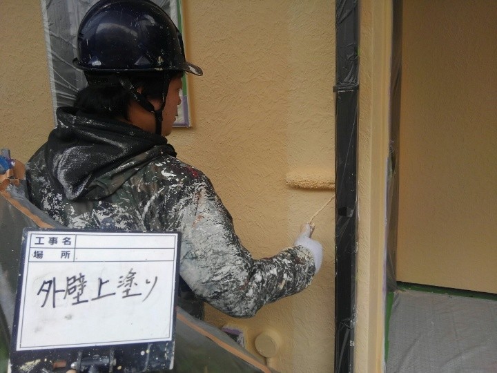 エラストコートを用いたモルタル外壁の「上塗り」作業