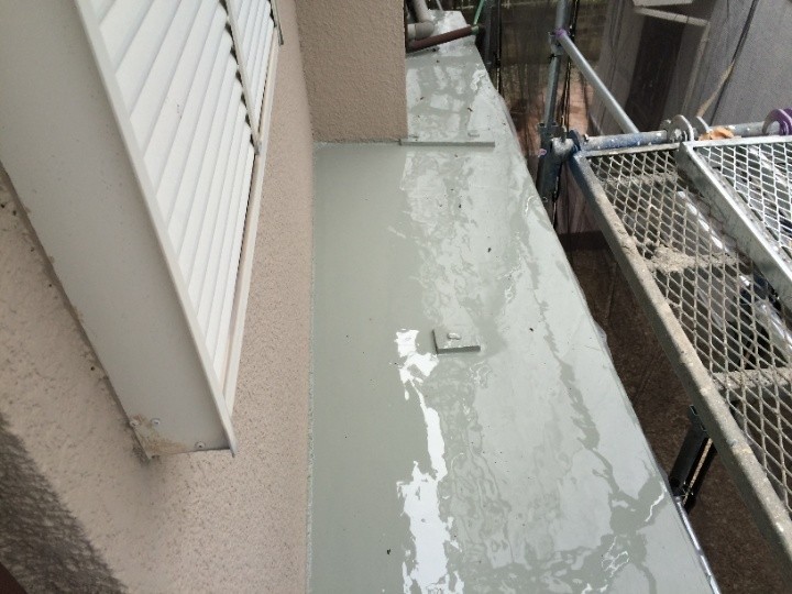 撹拌したウレタンを床面に塗装（二層目）