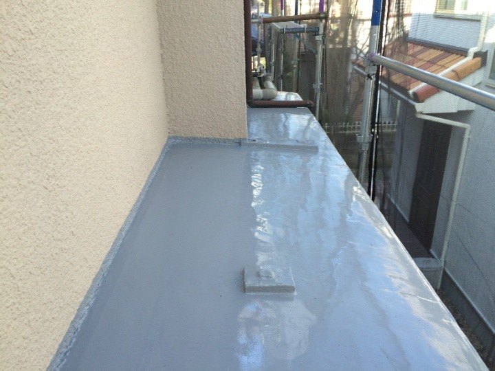 ルーフバルコニーに仕上げとしてトップコートを塗布