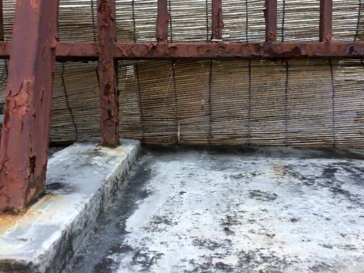 剥がれが見受けられるルーフバルコニー