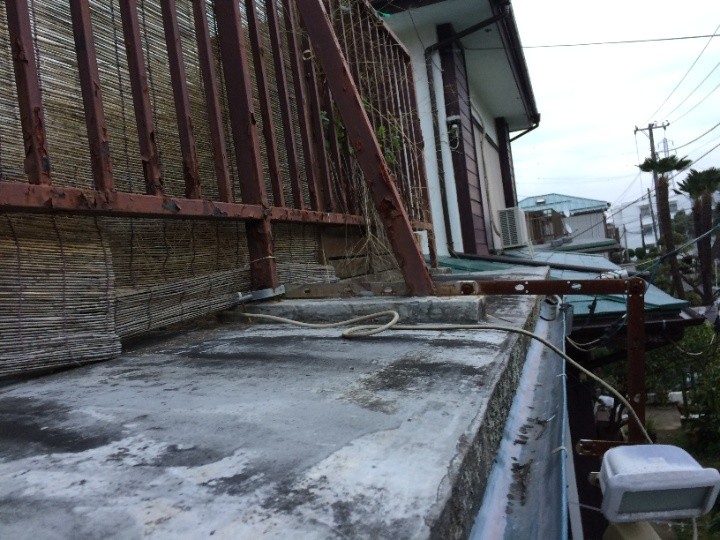 ネズミ色と黒色が混在している状態のルーフバルコニー