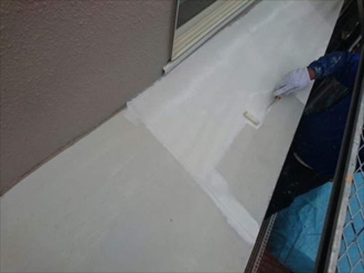 鉄部に「下塗り」作業