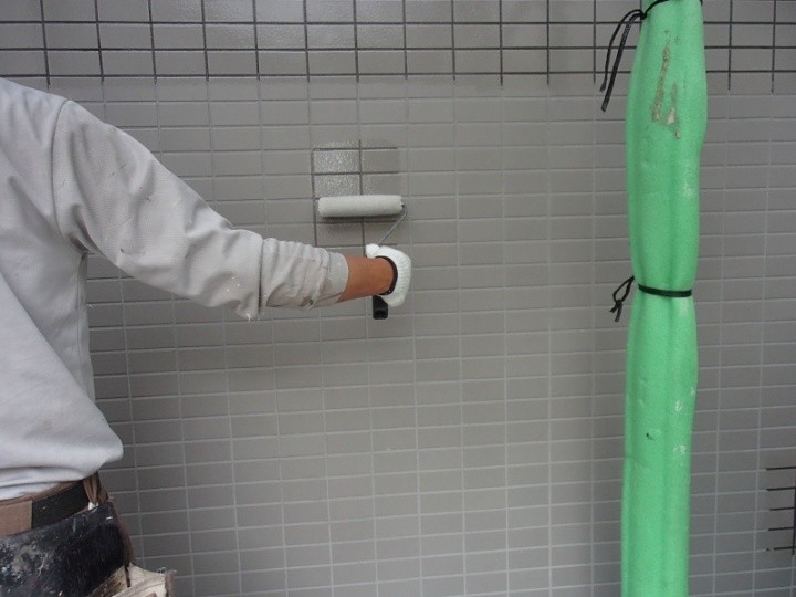 タイル用クリヤー塗料「ファイングラシィSi」を塗装