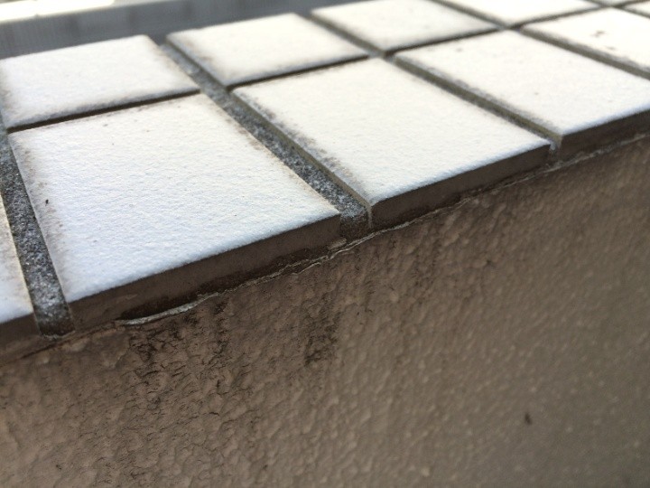 タイルと塗膜の取り合い部分で塗膜が剥がれている箇所