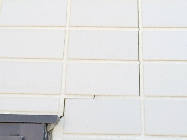 サッシの角から亀裂