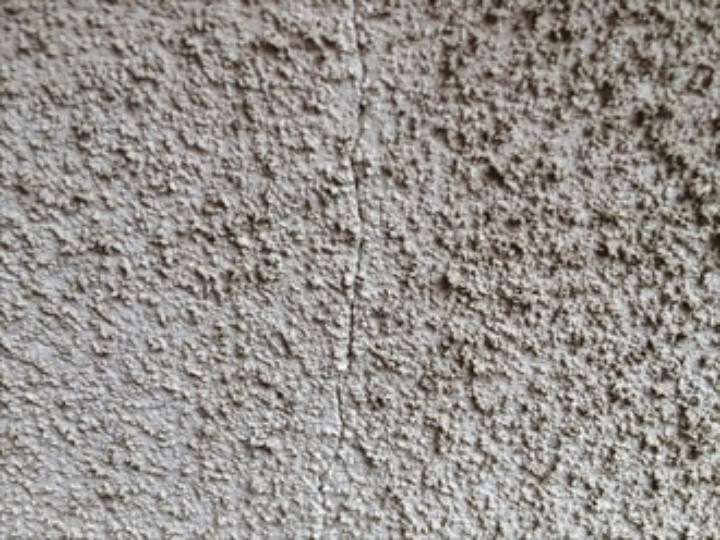 外壁の大きなひび割れ