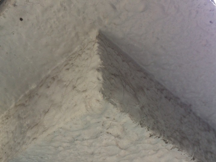 軒天や鼻隠しに施された塗膜で複数のひび割れ