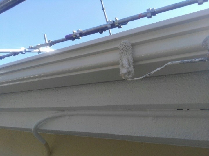 エラストコートを用いた外壁の「上塗り」作業する風景