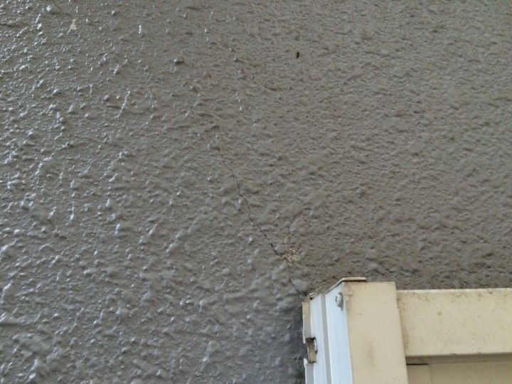 外壁のひび割れ