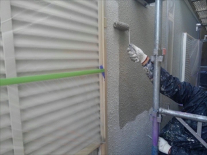 エラストコートを用いた外壁の「中塗り」作業