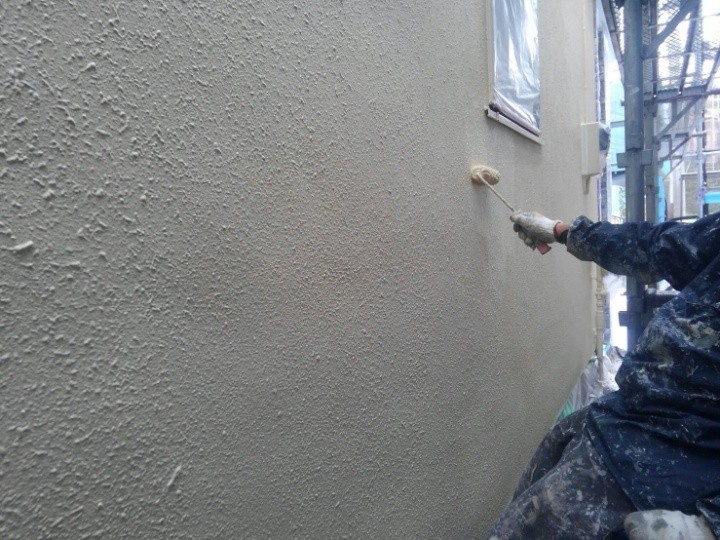 エラストコートを用いた外壁の「上塗り」作業