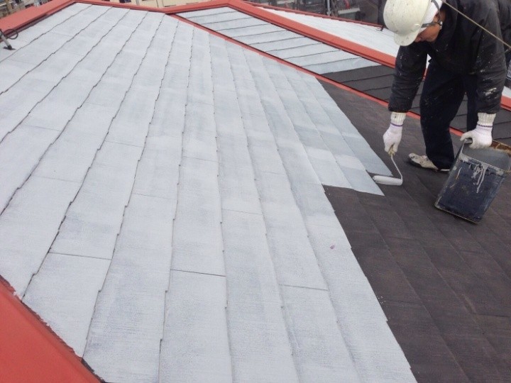 屋根塗装工事（下塗り）