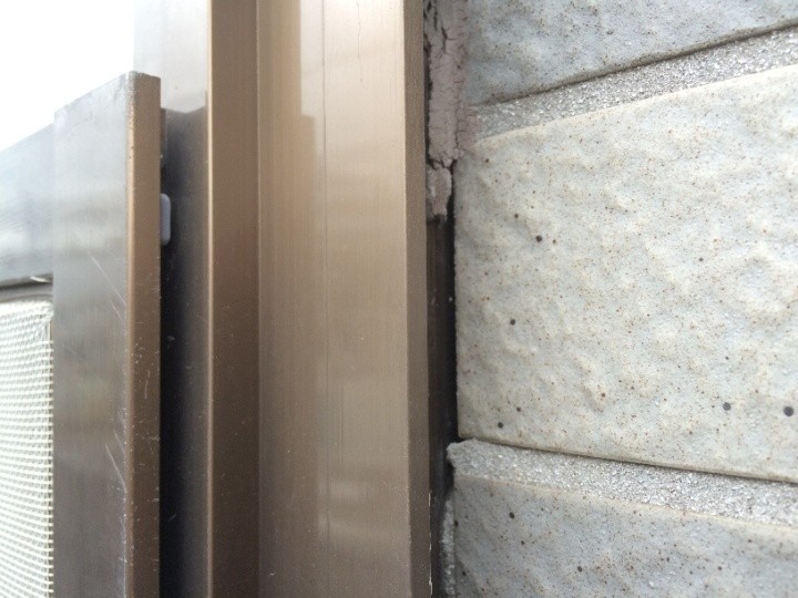 サッシとタイルの間に隙間