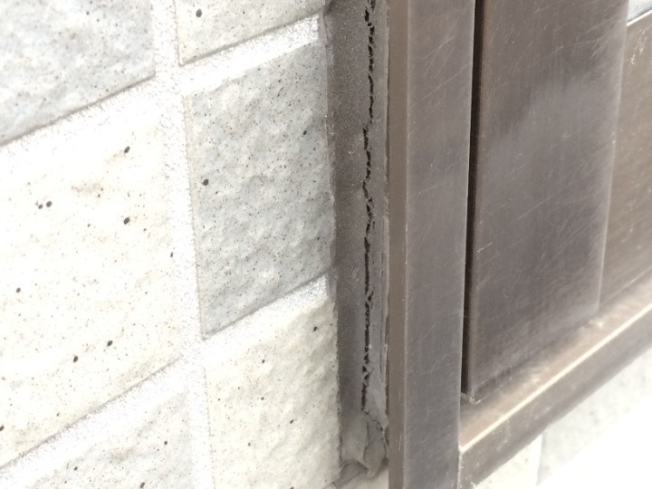 コーキング材が残っている箇所でもひび割れが見られ劣化が進んでいる状態