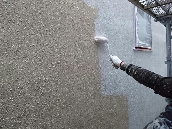 外壁の下塗り作業