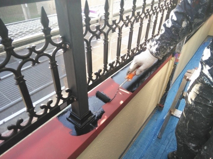 鉄部への塗装作業風景