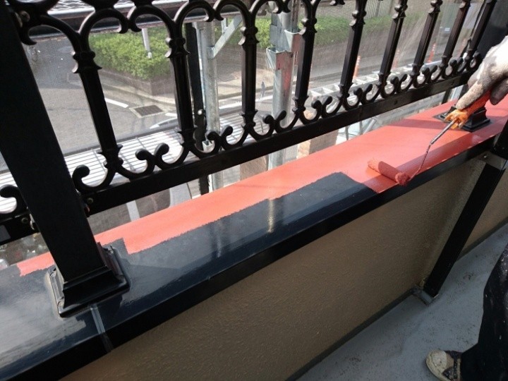 鉄部にハイポンファインプライマーⅡを塗装