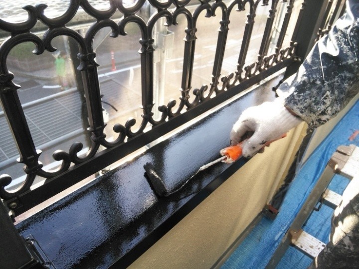 鉄部の上塗りには「ファインＳi（ブラック）」を使用