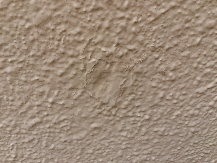 外壁の塗膜にもひび割れが発生