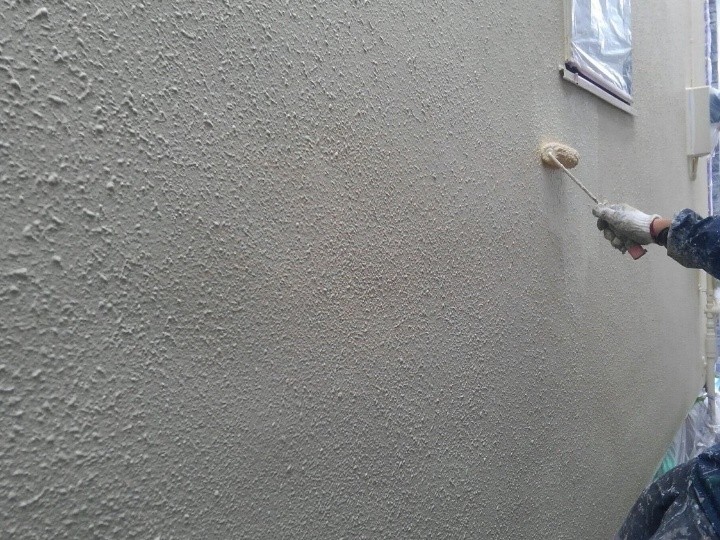 塗料材エラストコートを用いた外壁塗装工事している作業風景