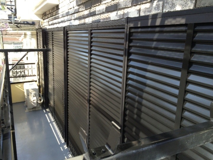 塗装後の雨戸を最終確認