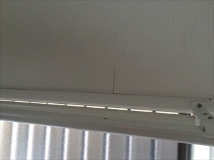 雨漏りによってクロスが浮いた箇所