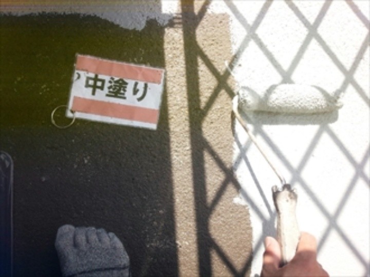 バルコニーウレタン防水を塗布（中塗り）