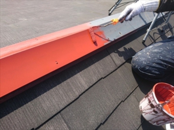 棟板金に錆止めを塗布