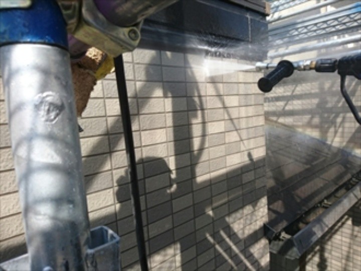 タイルを高圧洗浄