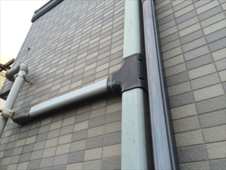 室外機の配管化粧カバーや雨樋は色あせが進行