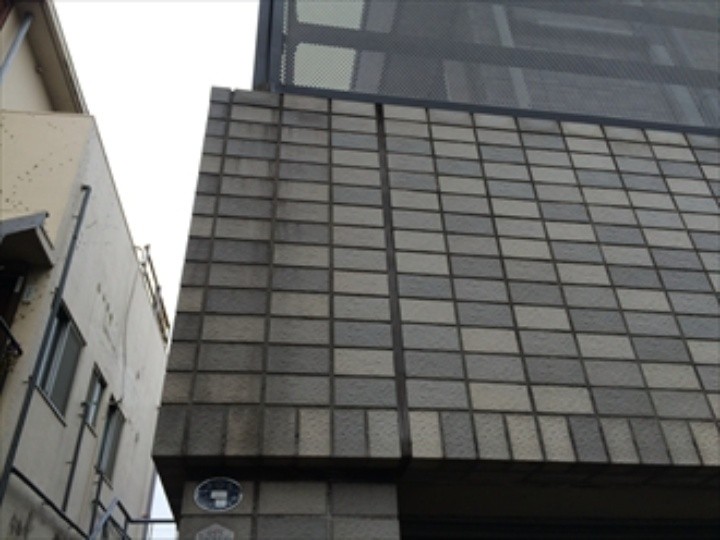 ガレージの磁器タイル壁の伸縮目地に劣化が進行