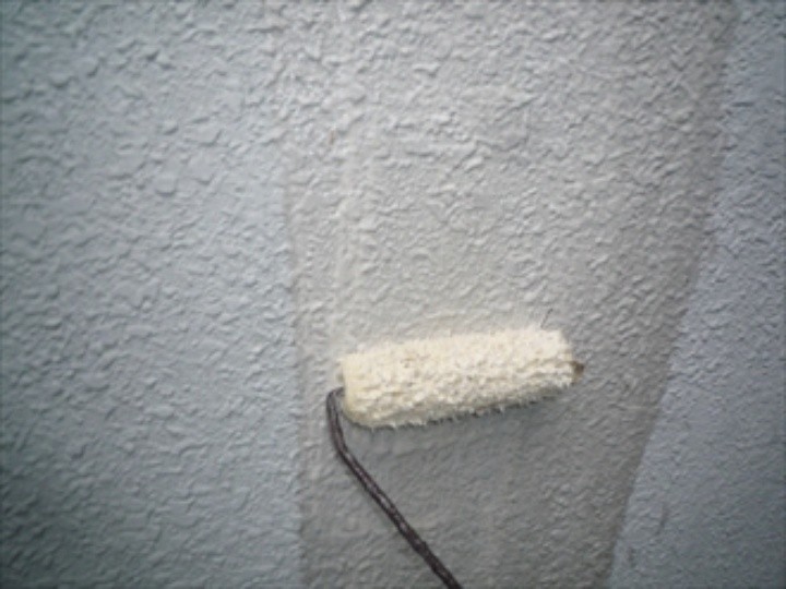 外壁にバイオ洗浄剤「クリーナースーパー」を塗布