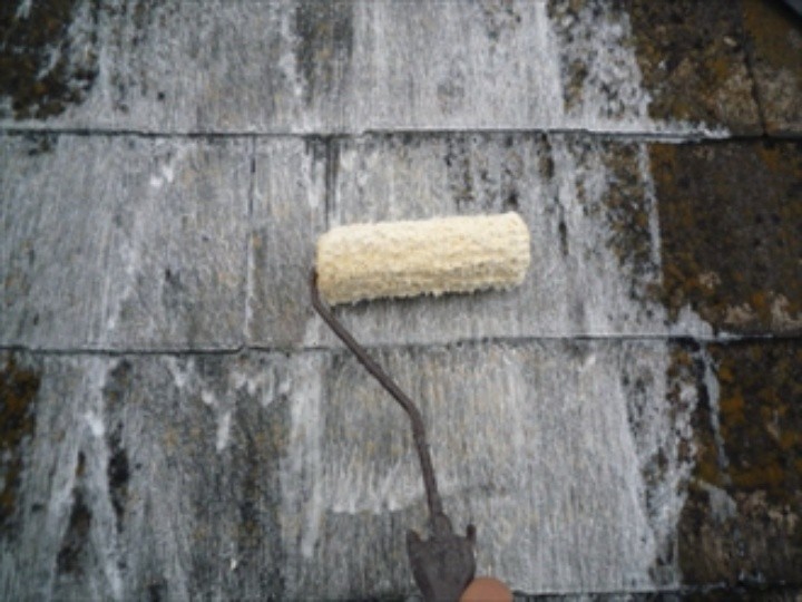 屋根にバイオ洗浄剤「クリーナースーパー」を塗布