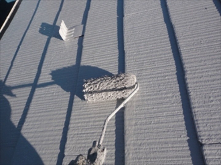 サーモアイSiを用いた屋根塗装工事（上塗り）