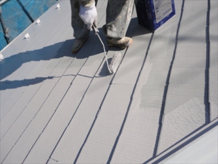 サーモアイSiを用いた屋根塗装工事（中塗り）