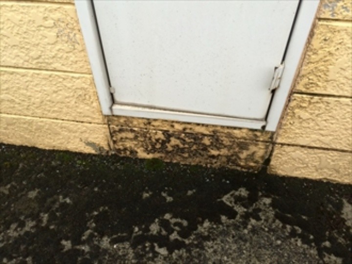 扉の下に汚れが付着した状態