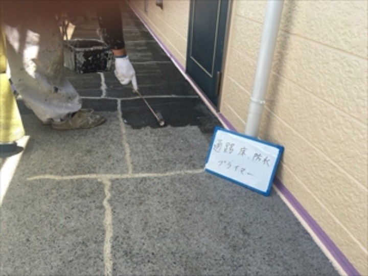 プライマーを塗布作業