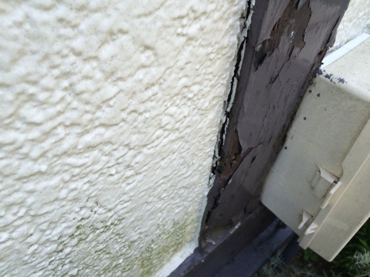 化粧板と外壁の取り合い部分には隙間が発生