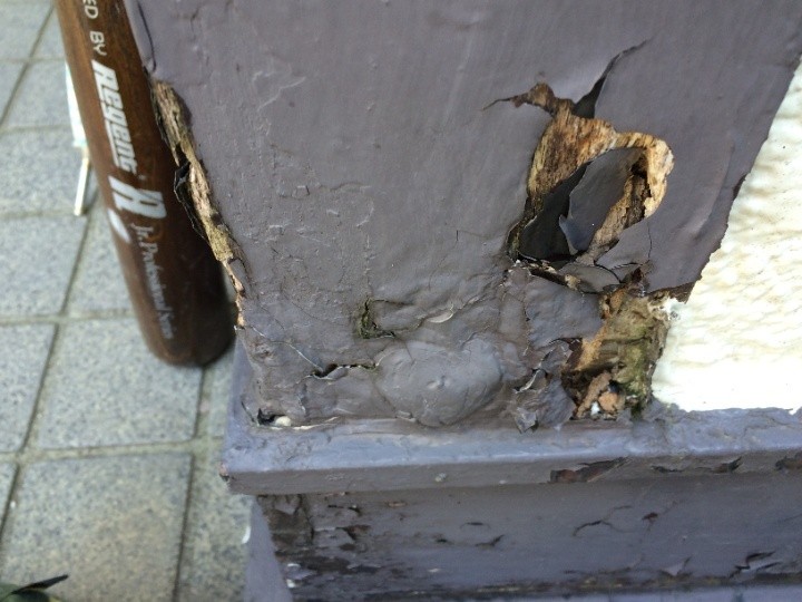 化粧板の縦材と横材が交差する箇所で腐食が進行